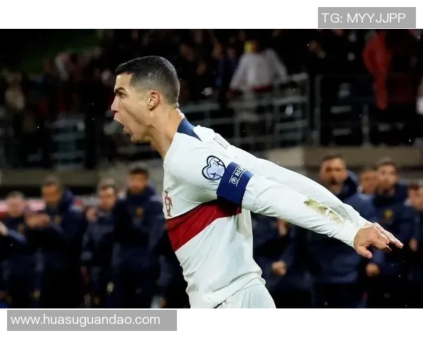 足球巨星谦逊无私展风采 球场外低调亲民人气爆棚